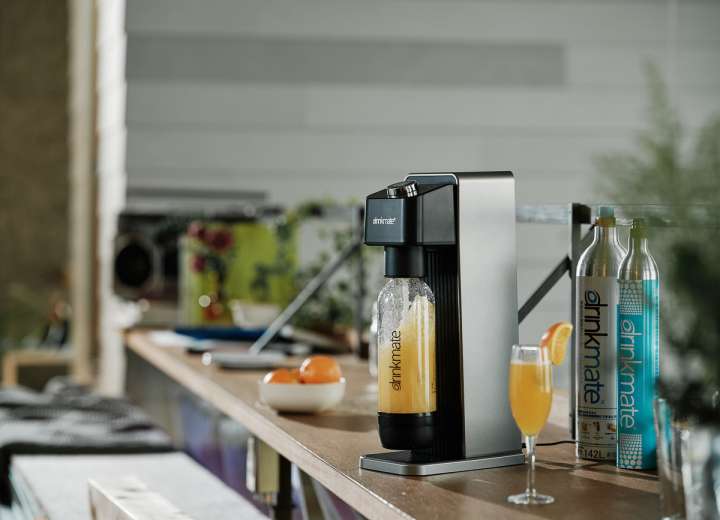 ジュース、ワインetc. 水以外も炭酸にできる「ドリンクメイト」に電動