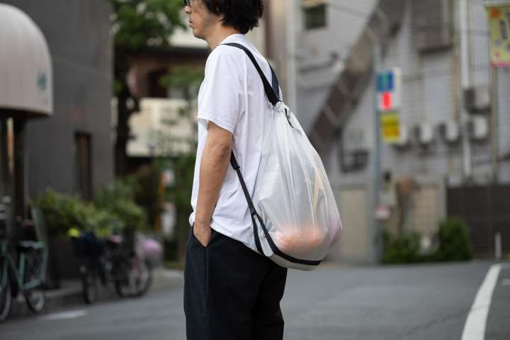 めっちゃ軽い!しかも大容量!シンプルバッグで日々の移動を軽やかに! | GoodsPress Web
