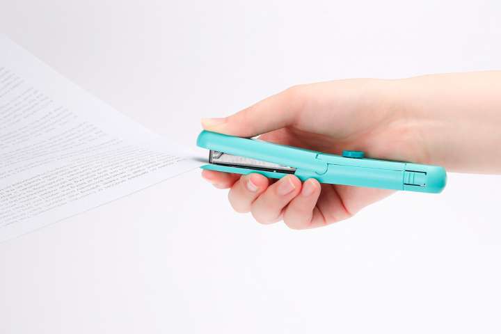 ペンケースに入れられるスティック型ホッチキスなのに針100本も入れ