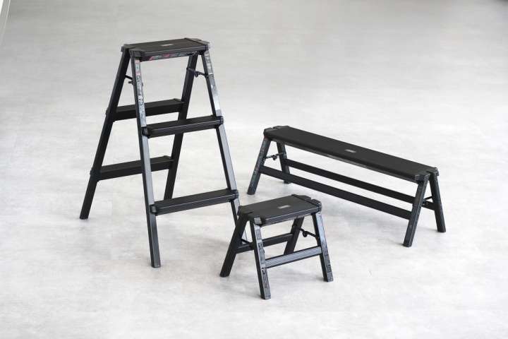家やキャンプでも使えるオールブラックの脚立は棚にも椅子にもテーブル