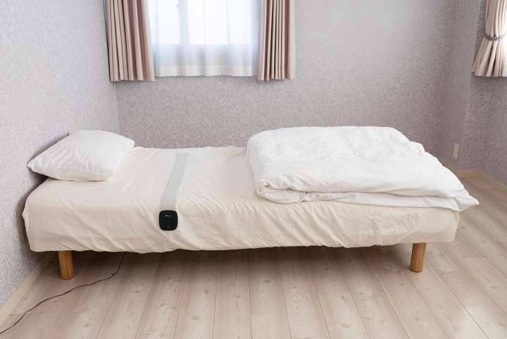 シーツの下に「+Style 睡眠チェッカー」を敷いて時間や深い浅いなどの
