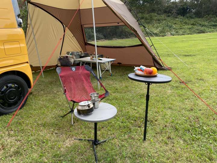 地面に刺すだけのちょい置きテーブル「SASU TABLE」は斜面だって安定感
