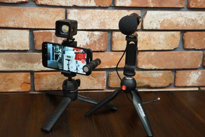 動画撮影時のiPhone内蔵マイクの弱点をカバーするため、RODEとSHUREの