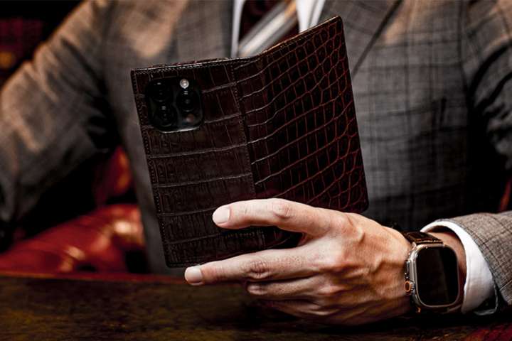 GRAMAS Meister G-FOLIO クロコダイルレザー ケース 周りと被りがちなApple製品。品格十分なクロコダイル革のケースで差を