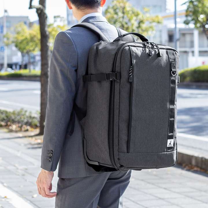背負えるキャリーバッグがアンダー1万円。もちろん機内持ち込みOK