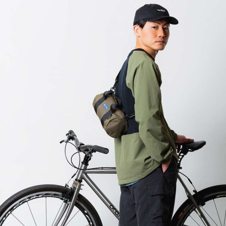 OUTDOOR PRODUCTSの定番ドラムバッグ、自転車に乗る時はハンドルに