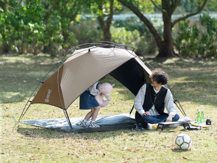 小さいのに耐風性バッチリ！DODの「サカナシェード2」は屋根のない