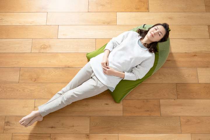 体を包み込むビーズクッションの中に4つの