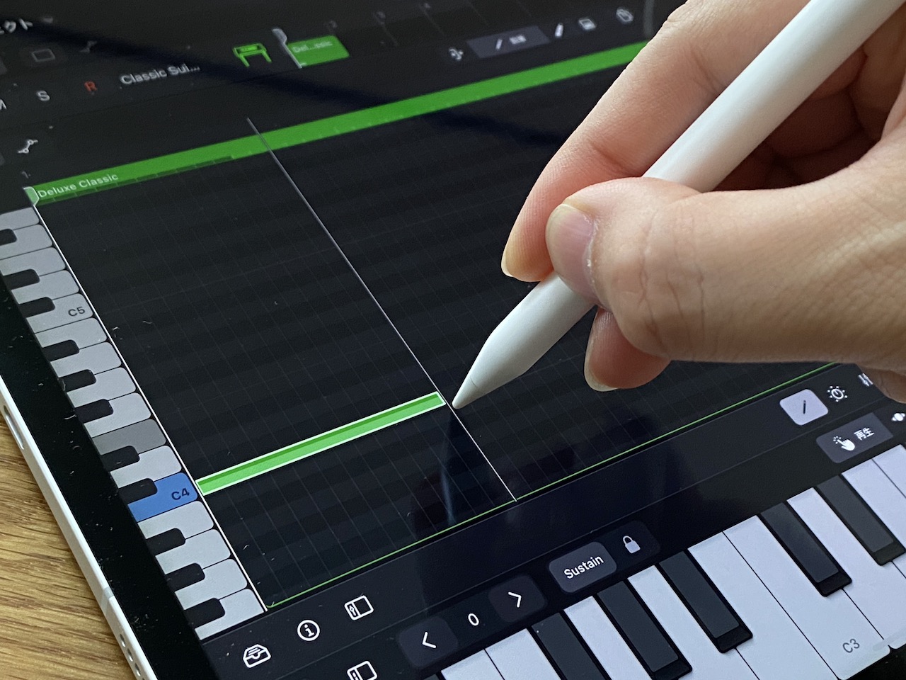 iPad版Logic ProでApple Pencilを使っているイメージ