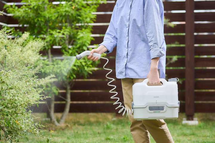 アイリスオーヤマのコードレスなポータブルウォッシャーは洗車や