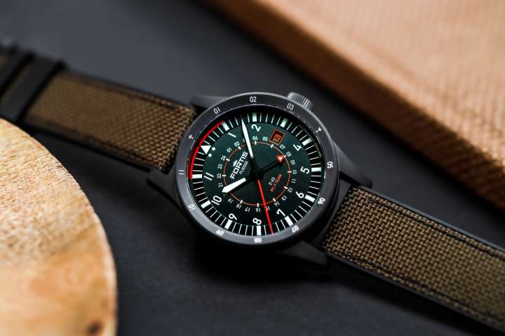 フォルティスの機械式腕時計 スイス空軍アクロチーム「PC-7」とフォルティスのコラボ時計はプロ仕様