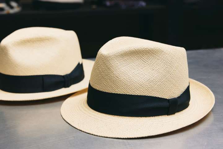 トップの形に注目！大人の夏帽子