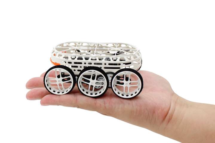 壁も天井も走れるラジコン、無重力（のような）走行の秘密はボディ中央