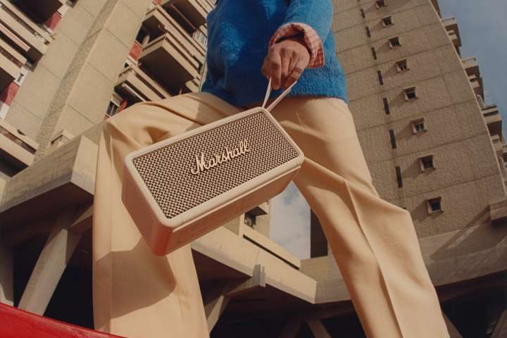 MarshallのタフなIP67防塵防水ポータブルスピーカーに贅沢な雰囲気の