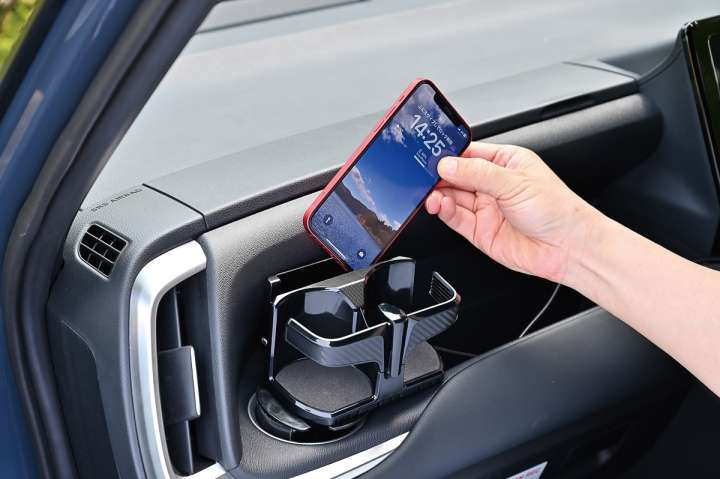 機能的なドリンクホルダーやスマホホルダーなどで快適さアップ！【愛車