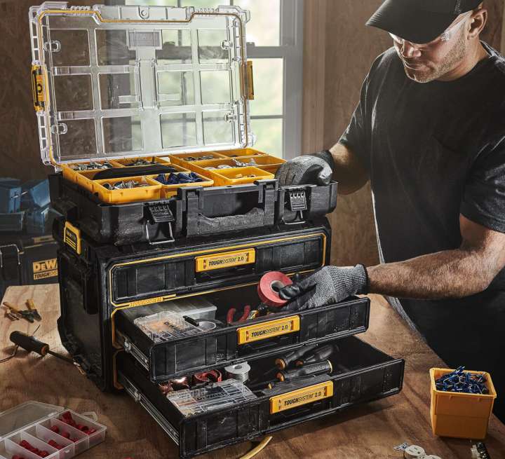 でかいツールボックスは置き場に困るけどDEWALT「3段チェスト」なら 