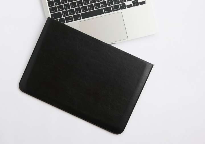 スリムなMacBook Airは薄くて軽くてタフな専用ケースで身軽に持ち運ぼ