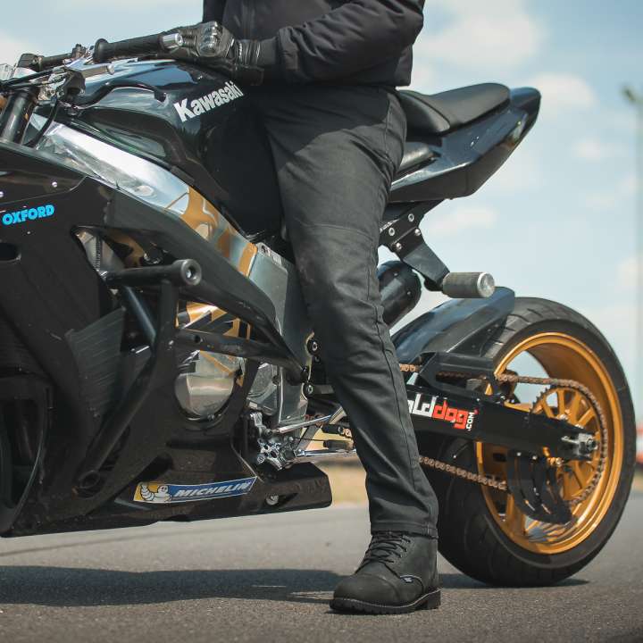 バイク乗りに◎。レーシングスーツ並の強度を誇るジーンズに洒脱