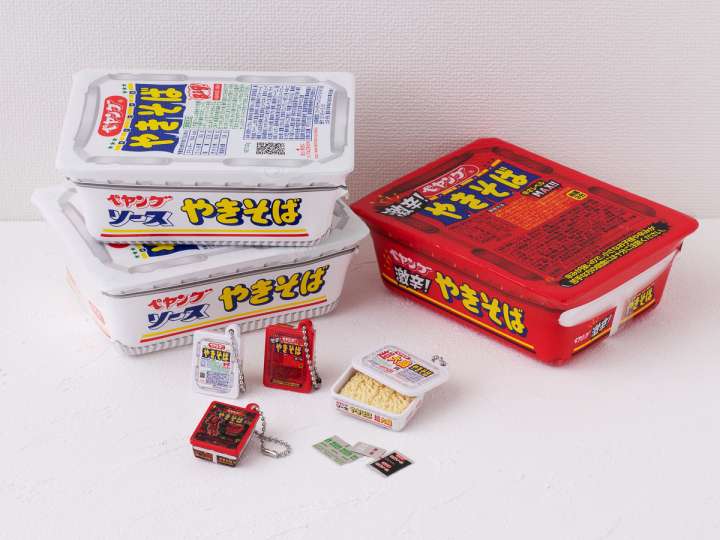 ペヤング様 リクエスト 5点 まとめ商品 ペヤングやきそば」のガシャポンが登場！中身の麺やソースまでしっかり