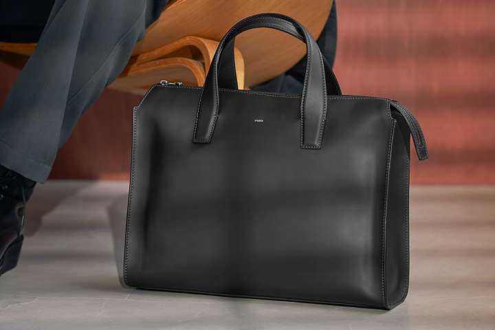 FARO Calma Zip Tote Medium Nero ブリーフケース FARO Calma Zip Tote Medium Nero ブリーフケース - メルカリ