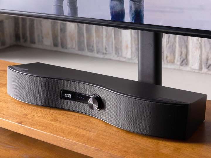 音量を上げなくてもクリアに聞こえる「ミライスピーカー」に横置き