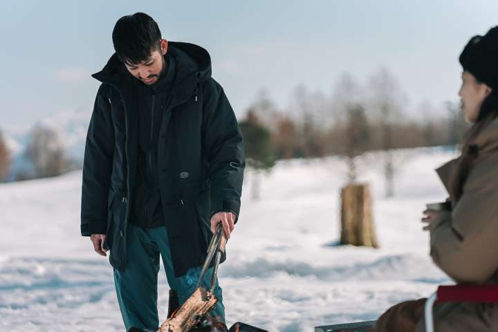 キャンプに行っても行かなくても、スノーピークの難燃アウターは全方位