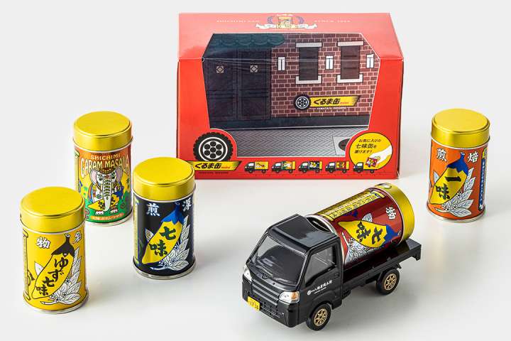 八幡屋礒五郎の七味缶が100周年でイヤーモデルも百年缶に！くるま缶の