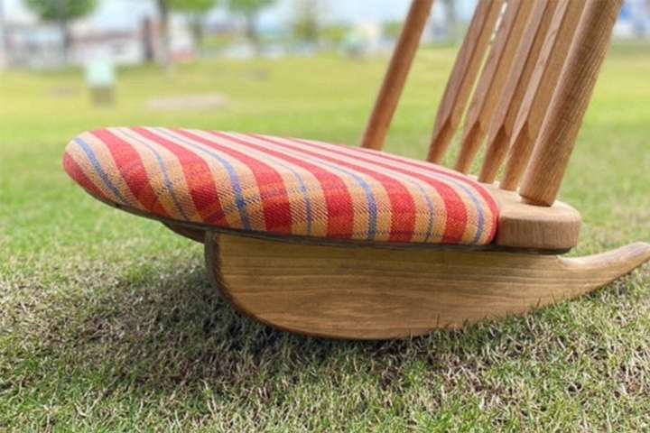 使い心地の良いゆらゆら揺れるロッキングタイプの座椅子 133552-1-
