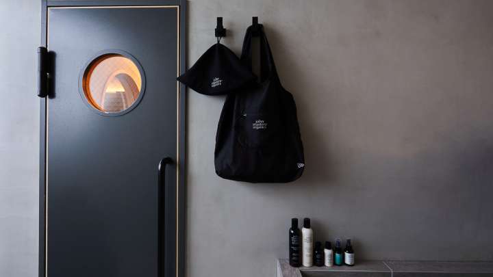 ジョンマスターオーガニック×ニューエラの限定コラボセットにはサウナ