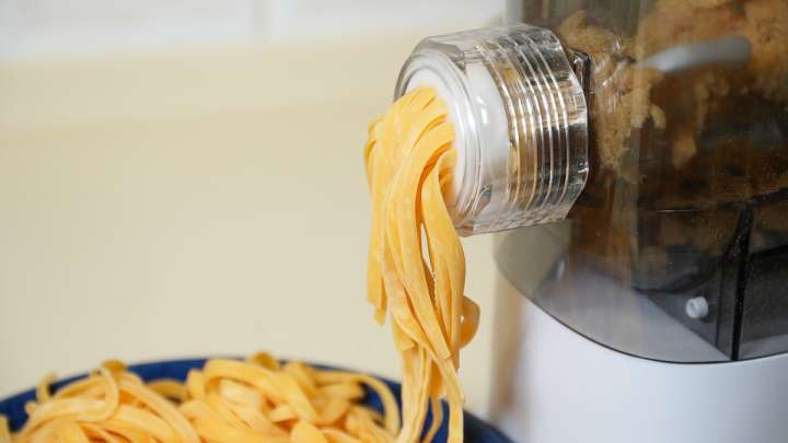 もっちもちの生パスタが約10分で！全自動生パスタメーカー「EF