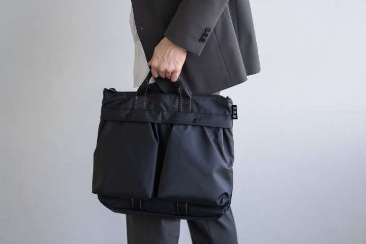 ヘルメットバッグをビジネスシーン向けにアレンジ！洋服の青山