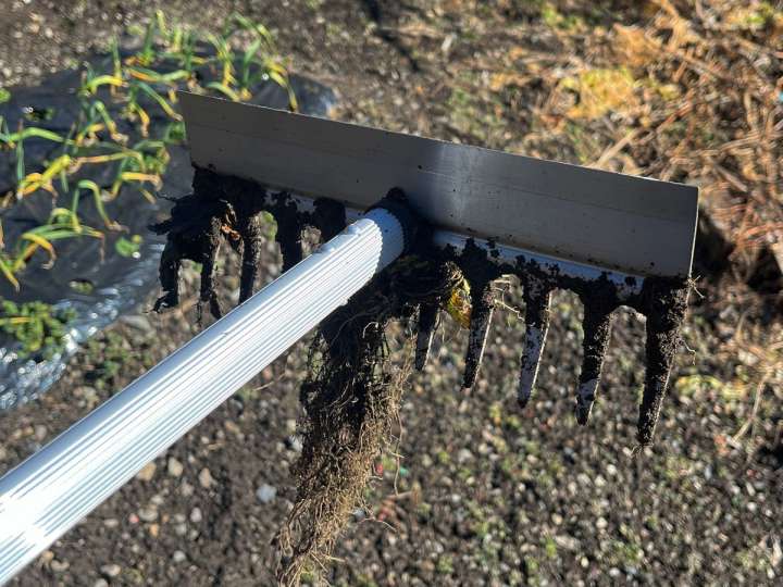 雑草の季節に備えよ！草刈り、集草、土ならし…マルチに使える「伸縮式