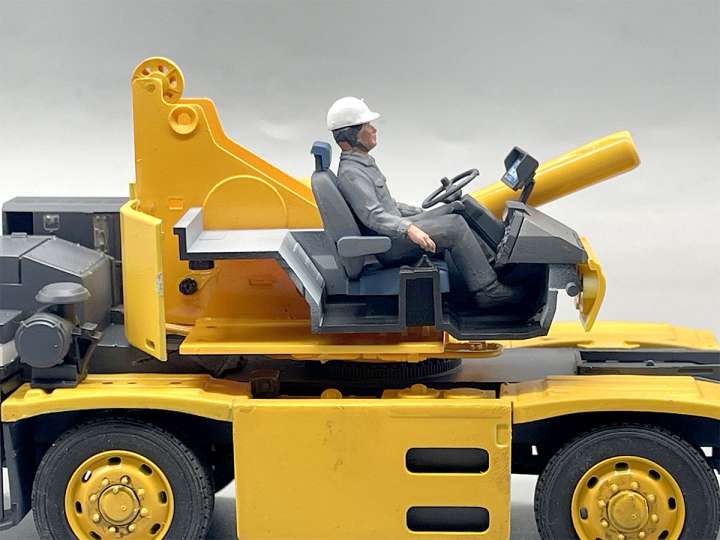 車体のサイズ感がわかるフィギュアを塗装して乗車【達人のプラモ術