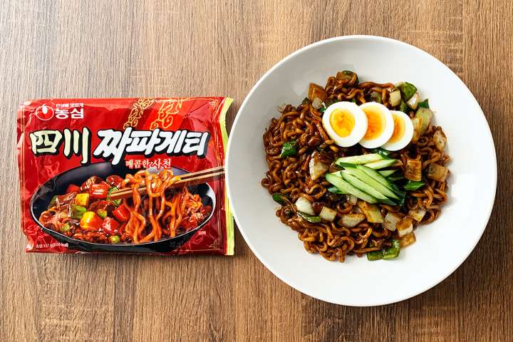 定番チャパゲティに辛さを加えた「農心 四川チャパゲティ」。コク深く辛い味わいはまさにザ・韓国！【アジア袋麺レシピ】 ＆GP