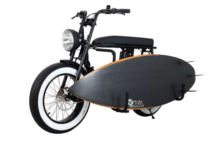 自転車サーファー必見！ ボードキャリア付きeバイクならイイ波探しも