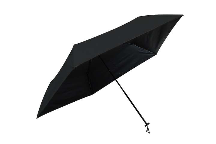 その軽さ、風船で浮くほど。約99gの折りたたみ傘ならいつだって