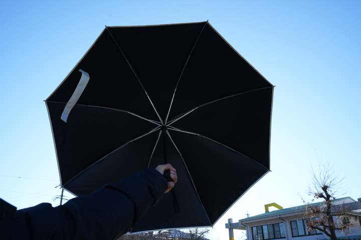 日差しを遮るだけじゃない！放射冷却で差すだけで涼しい折りたたみ晴雨