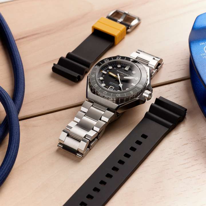 スピニカーの人気GMTダイバーズ、シックなのに遊びゴコロ感じる