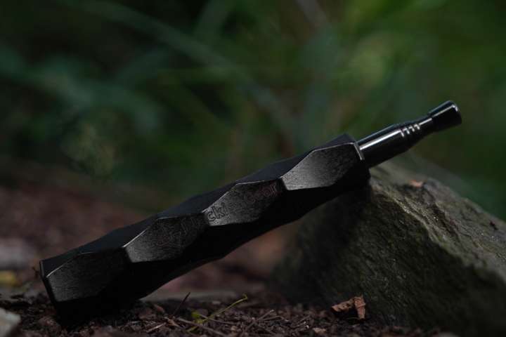 ブラックカラーがシブいぜ。ウッドグリップまで真っ黒に染め上げた火