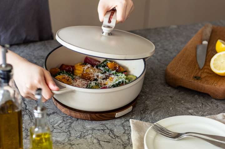 おしゃれなだけじゃない。バーミキュラのオーブンポット2は無水調理も