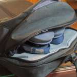 ニーモイクイップメント「バンテージ 30L」の底部コンパートメントにサンダルをしまっている様子