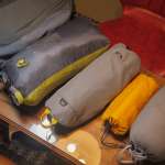 ニーモイクイップメント「バンテージ 30L」のフロントポケットに収納できるだけのキャンプ道具を広げた写真