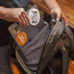 ニーモイクイップメント「バンテージ 30L」のPCスリーブにPCを入れる様子