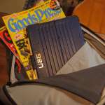 ニーモイクイップメント「バンテージ 30L」にタブレットや雑誌、資料を入れている写真