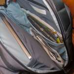 ニーモイクイップメント「バンテージ 30L」の背中側の収納ポケットの様子