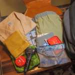 ニーモイクイップメント「バンテージ 30L」のフロントポケットに入る分の荷物を広げた写真