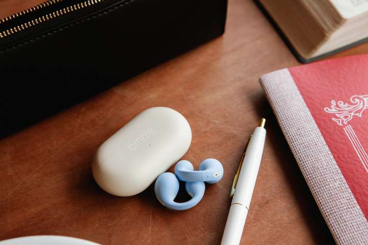 ambieのイヤーカフ型イヤホン「AM-TW02」は装着感が大幅向上！着せ替え