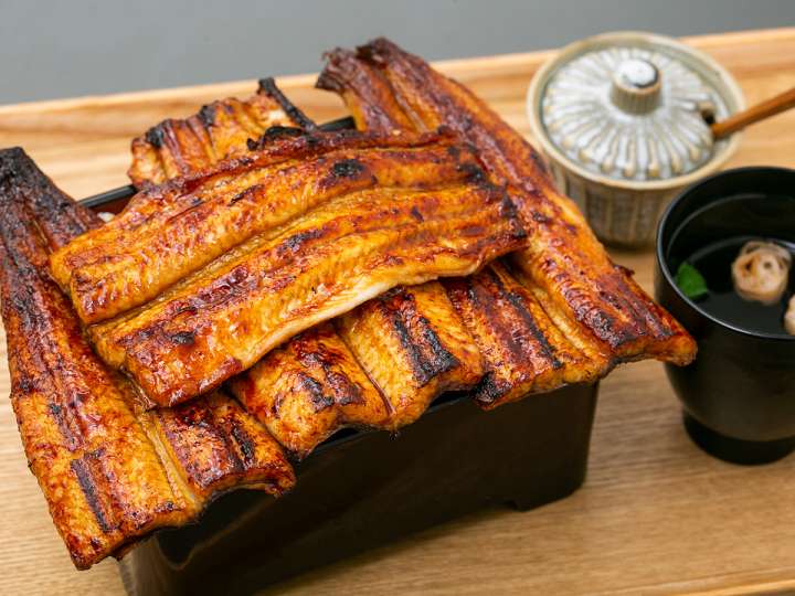 蒲焼きが幾重にも…！ 日本橋 鰻 躻（うつけ）の「マウンテン」が最高