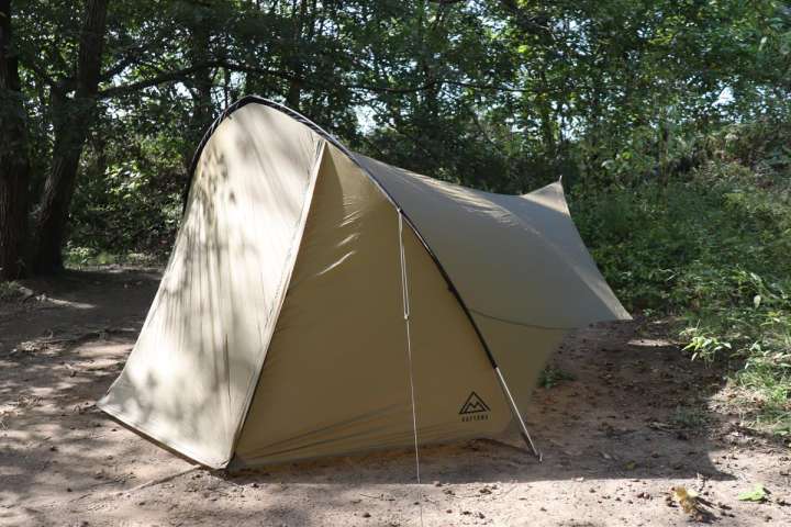 手持ちのテントに大型前室を作れる「マエヒロシェルター」でソロ