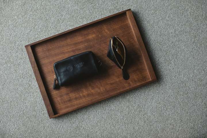 GANZOの新作革小物シリーズ「GUD ST」に使われるのは手揉みレザー。く